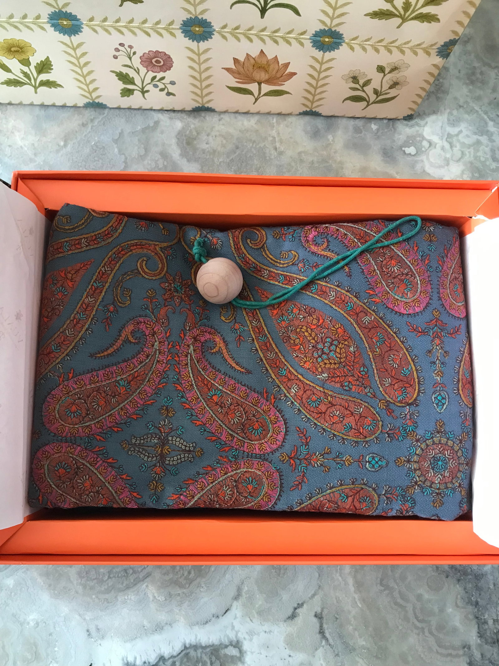 VUALA Cashmere/ Pashmina HAND EMBROIDERED Shawl Brand new: Title: VUALA Cashmere/ Pashmina HAND EMBROIDERED Shawl Brand new Description: VUALA Cashmere/ Pashmina HAND EMBRODERED shawl is a very luxurious and elegant accessory perfect for the winter season.