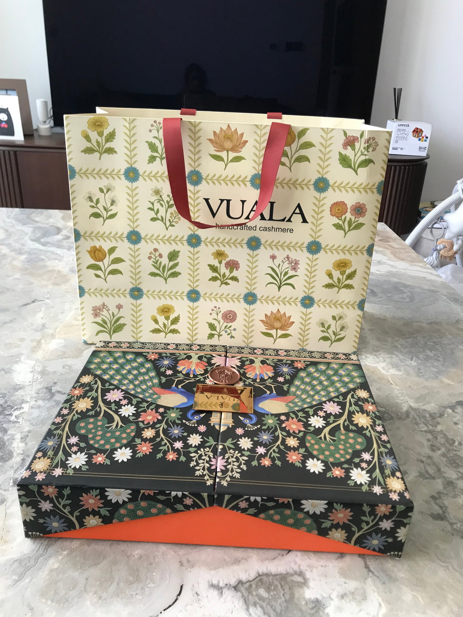 VUALA Cashmere/ Pashmina HAND EMBROIDERED Shawl Brand new - 4