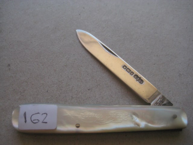Edwardian Mother of Pearl Hafted Silver Bladed Folding Fruit Knife: Title: Edwardian Mother of Pearl Hafted Silver Bladed Folding Fruit Knife Description: Edwardian Mother of Pearl Hafted Silver Bladed Folding Fruit Knife. The handle is etched with