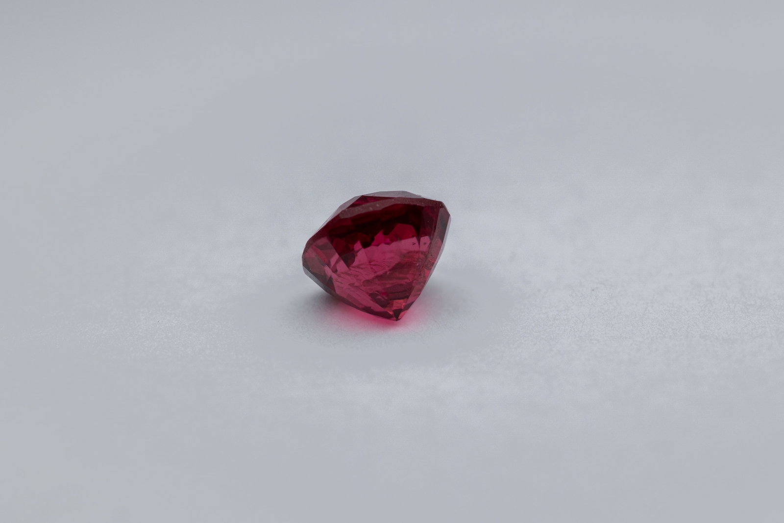Spinel 0.86 Ct - 4