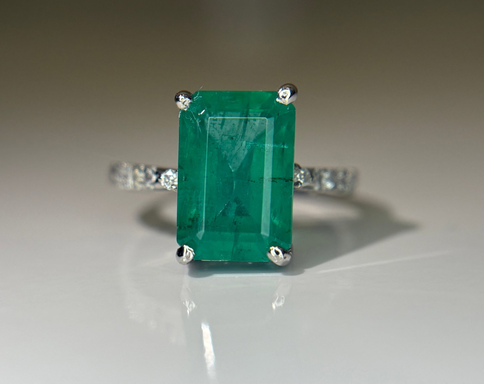 Beautiful 4.00 CT Natural Emerald Ring With Natural Diamonds & Platinum 950: Title: Beautiful 4.00 CT Natural Emerald Ring With Natural Diamonds & Platinum 950 Description: Beautiful 4.00 CT Natural Emerald Ring With Natural Diamonds & Platinum 950 Description:<
