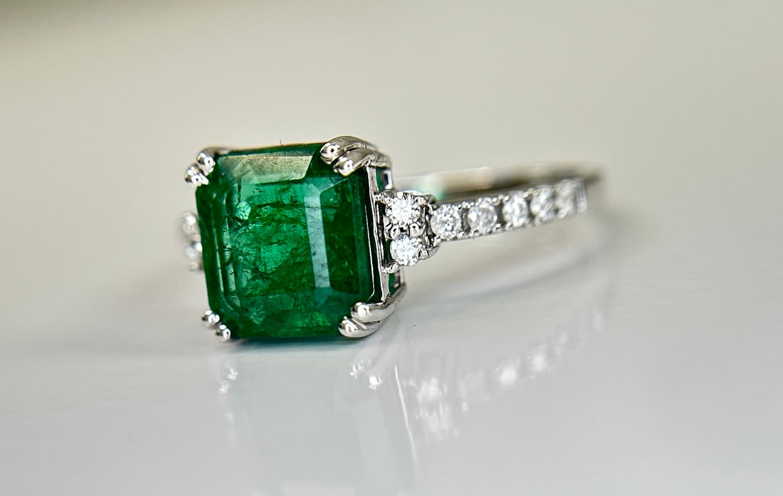 Beautiful Natural Emerald 2.30 CT With Natural Diamonds & 18k Gold - 2