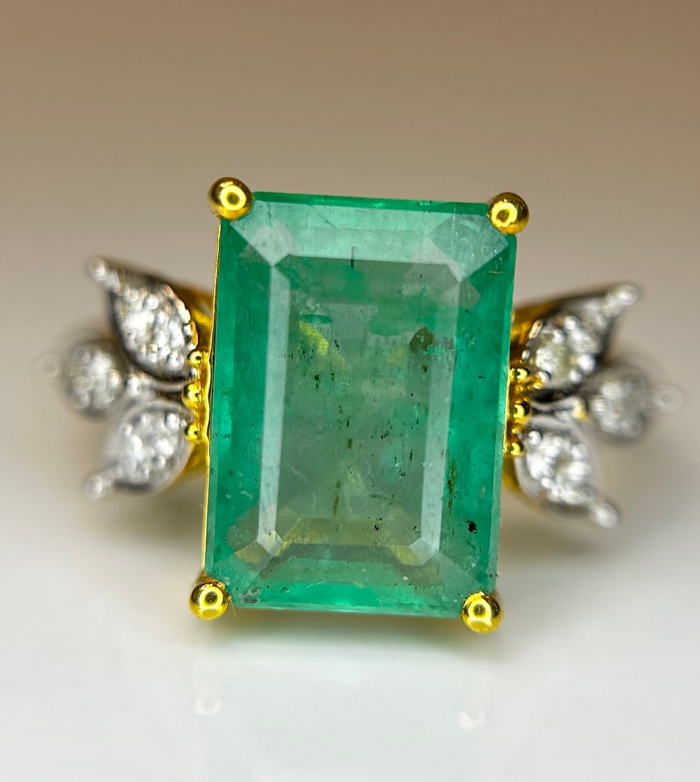 Beautiful Natural Emerald 4.32 CT With Natural Diamonds & 18k Gold: Title: Beautiful Natural Emerald 4.32 CT With Natural Diamonds & 18k Gold Description: Beautiful 4.32 CT Natural Emerald With Natural Diamonds & 18k Gold Description: Total Carat Weight -