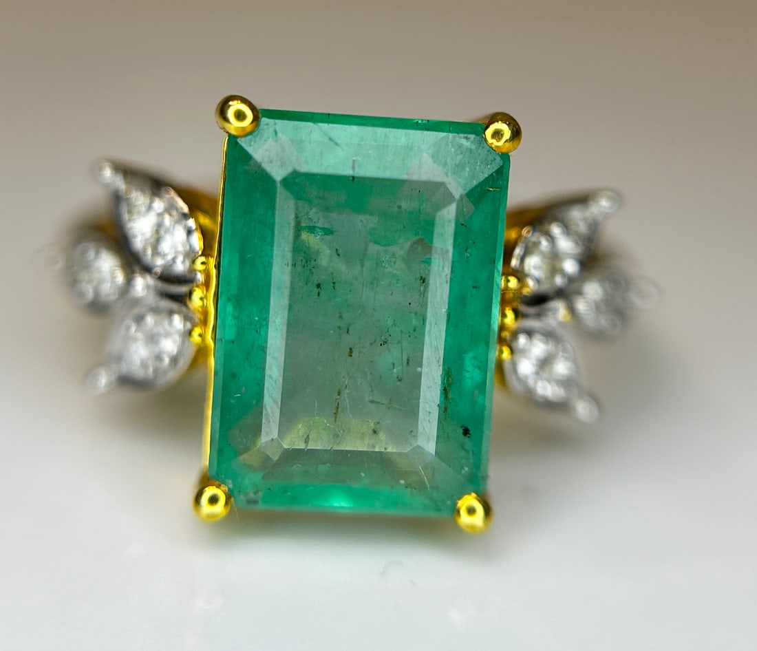 Beautiful Natural Emerald 4.32 CT With Natural Diamonds & 18k Gold - 2