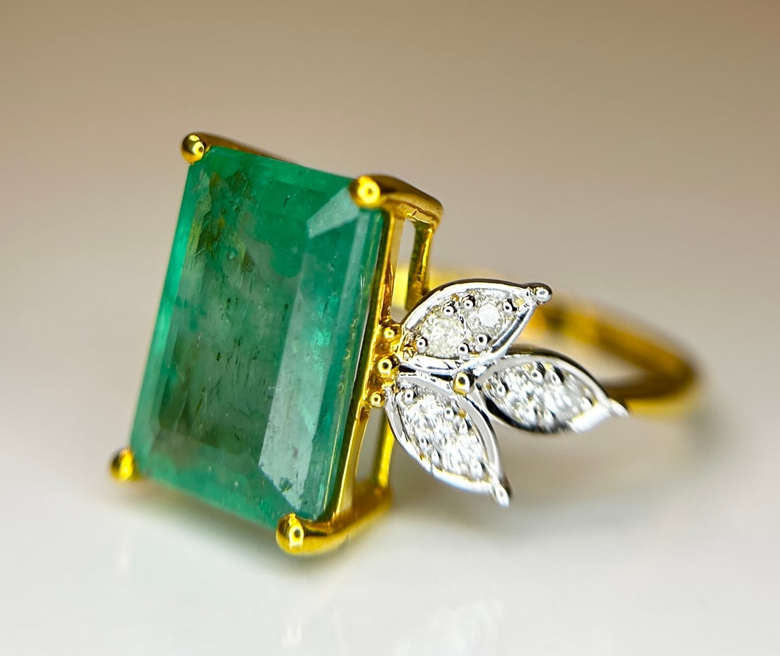 Beautiful Natural Emerald 4.32 CT With Natural Diamonds & 18k Gold - 3