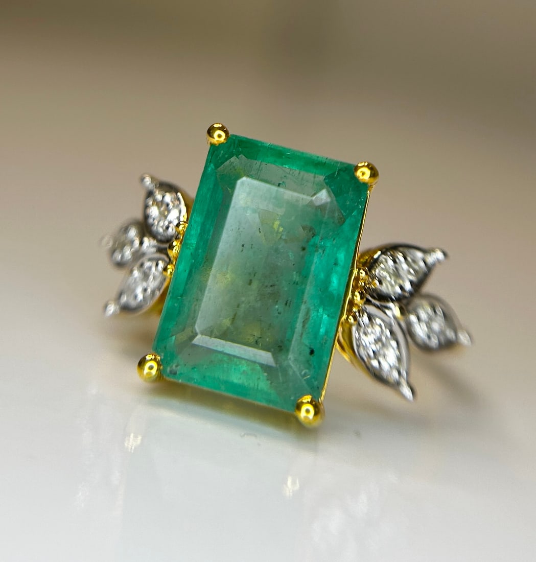 Beautiful Natural Emerald 4.32 CT With Natural Diamonds & 18k Gold - 6