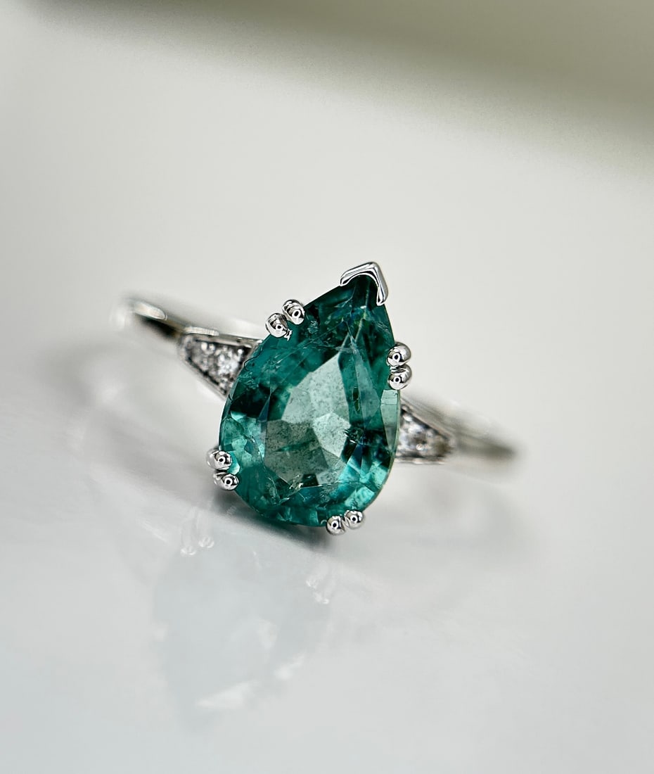 Beautiful Natural Emerald 1.81 CT With Natural Diamonds & 18k Gold: Title: Beautiful Natural Emerald 1.81 CT With Natural Diamonds & 18k Gold Description: Beautiful 1.85CT Natural Emerald With Natural Diamonds & 18k Gold Description: Total Carat Weight - 1.85