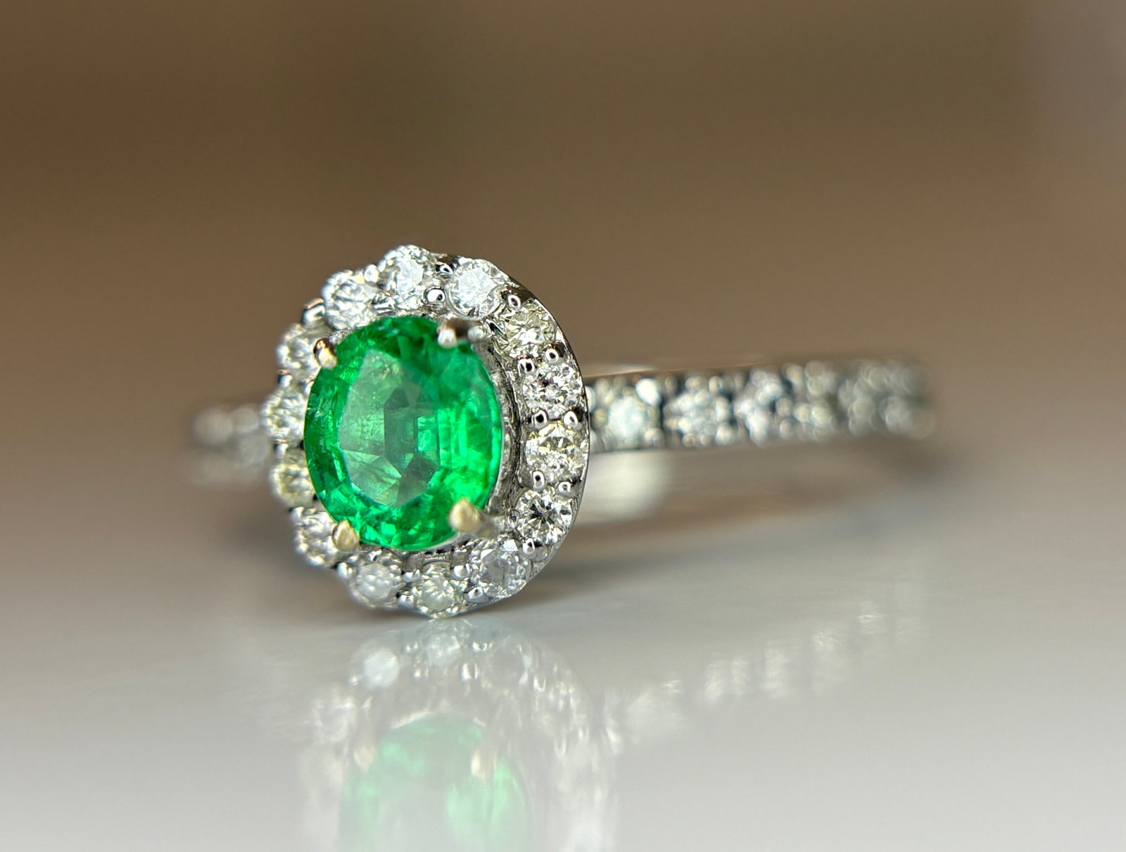 Beautiful 0.42 CT Natural Emerald With Natural Diamonds & 18k Gold (1 of 8)