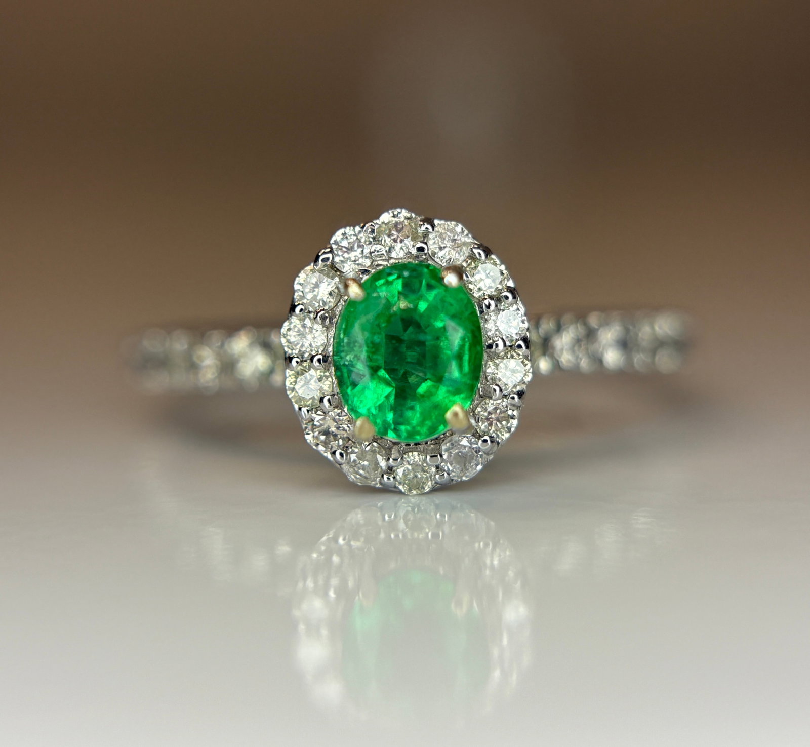 Beautiful 0.42 CT Natural Emerald With Natural Diamonds & 18k Gold - 2