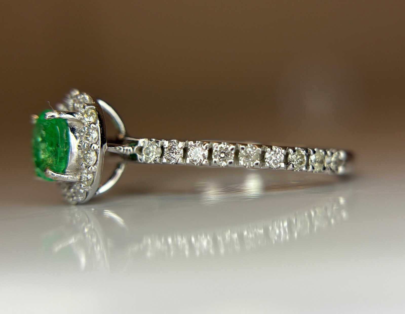 Beautiful 0.42 CT Natural Emerald With Natural Diamonds & 18k Gold - 4