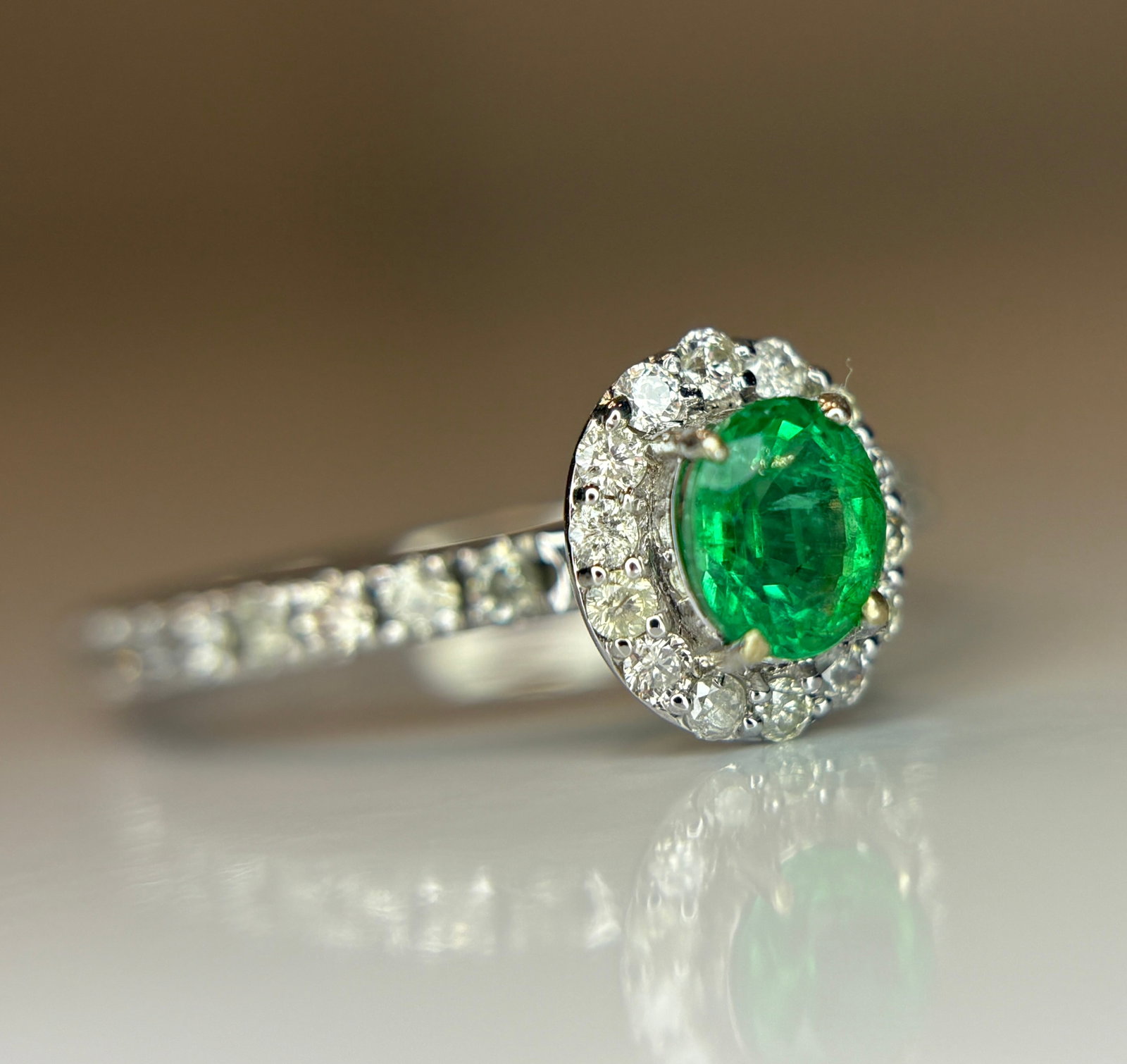 Beautiful 0.42 CT Natural Emerald With Natural Diamonds & 18k Gold - 7