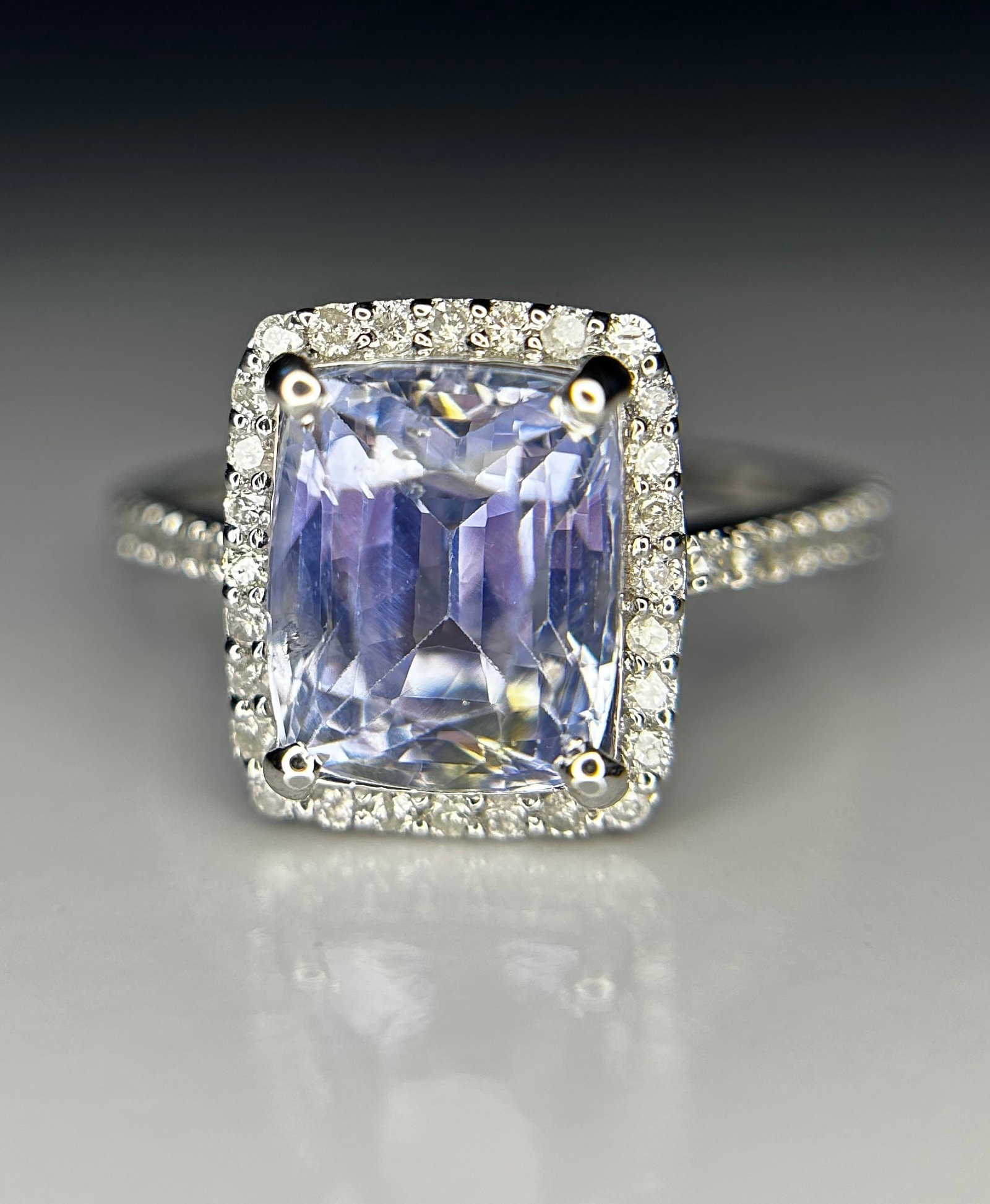 Beautiful 4.95ct Unheated Ceylon Blue Sapphire With Natural Diamonds & 18k Gold: Title: Beautiful 4.95ct Unheated Ceylon Blue Sapphire With Natural Diamonds & 18k Gold Description: Beautiful 4.95ct Unheated Ceylon Blue Sapphire With Natural Diamonds & 18k Gold