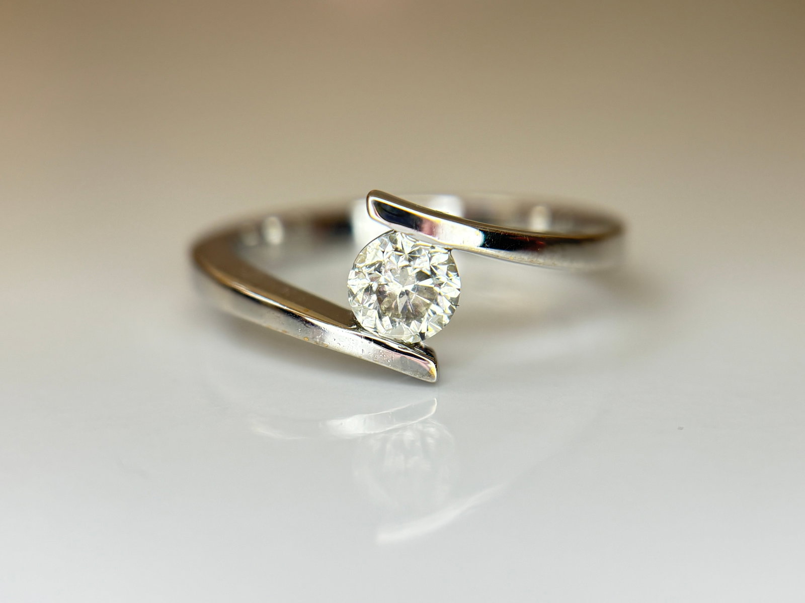 Beautiful Natural 0.45 CT S1 Diamond Ring With 18k Gold: Title: Beautiful Natural 0.45 CT S1 Diamond Ring With 18k Gold Description: Beautiful Natural 0.45 CT Diamond Ring With 18k Gold Description: Total Carat Weight - 0.45carat Metal type - Gold Metal