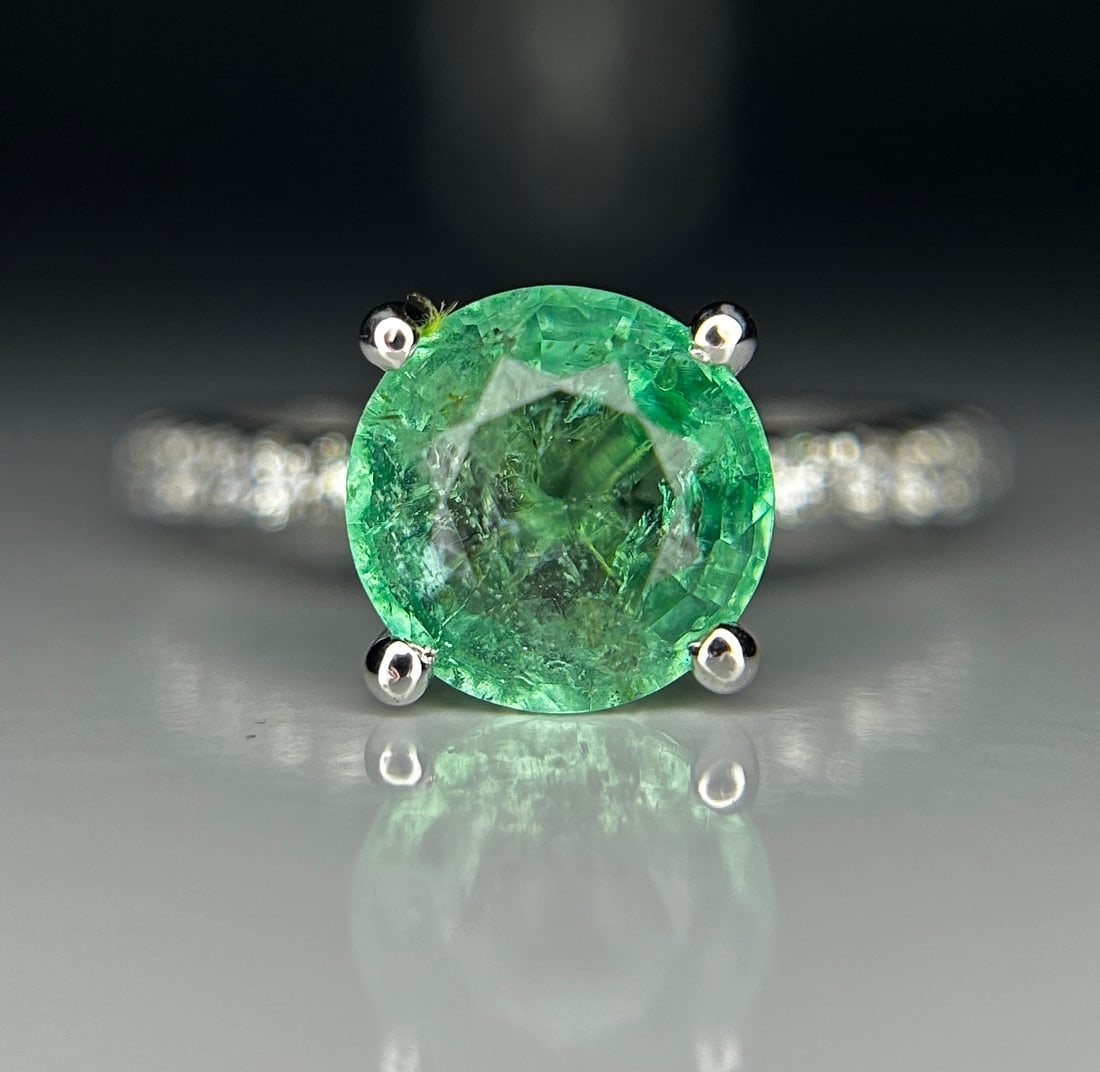 Beautiful 1.84 ct Natural Emerald With Natural Diamonds & 18k Gold (1 of 9)