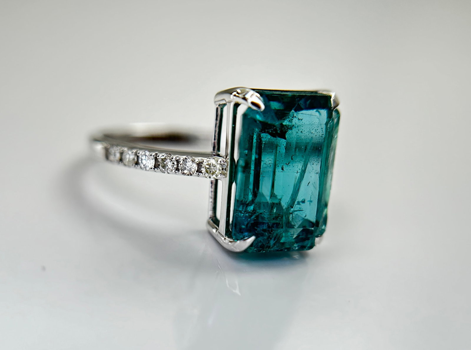 Beautiful Natural Emerald 4.26 CT With Natural Diamonds & 18k Gold - 10