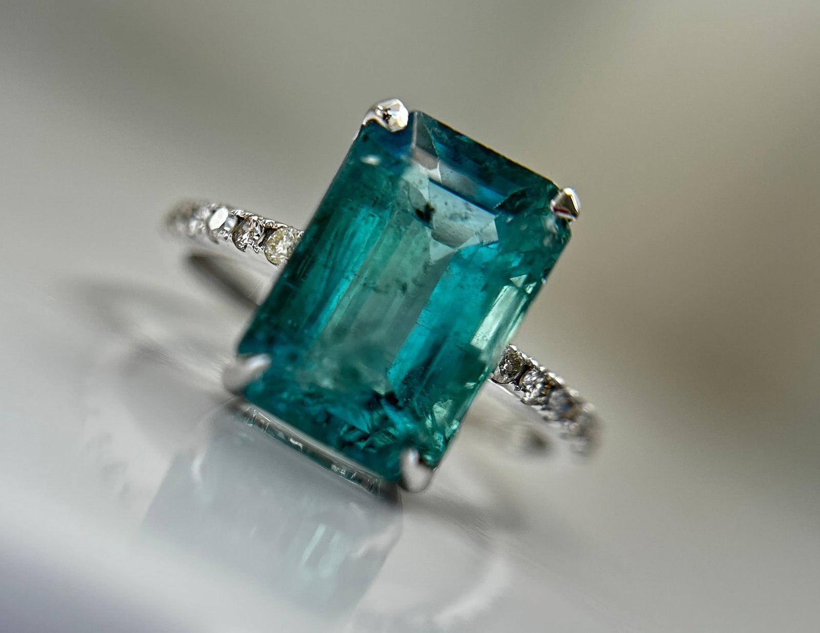 Beautiful Natural Emerald 4.26 CT With Natural Diamonds & 18k Gold: Title: Beautiful Natural Emerald 4.26 CT With Natural Diamonds & 18k Gold Description: Beautiful 4.26 CT Natural Emerald With Natural Diamonds & 18k Gold Description: Total Car