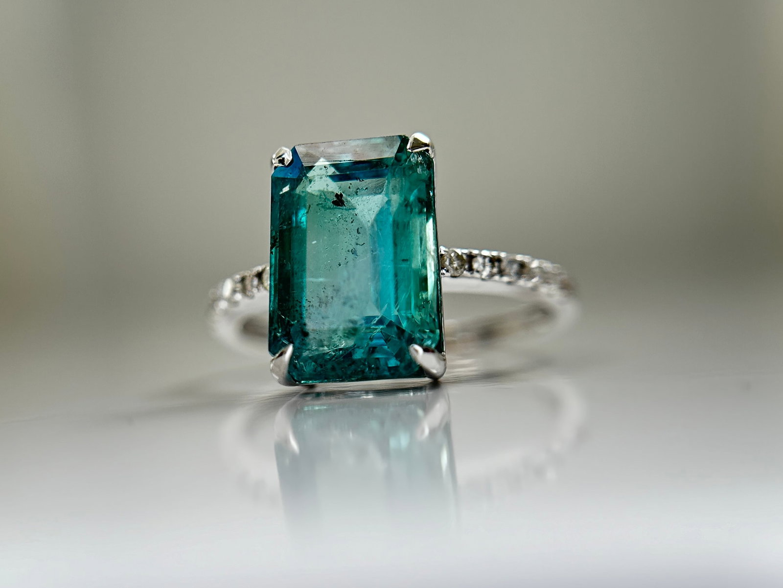 Beautiful Natural Emerald 4.26 CT With Natural Diamonds & 18k Gold - 4