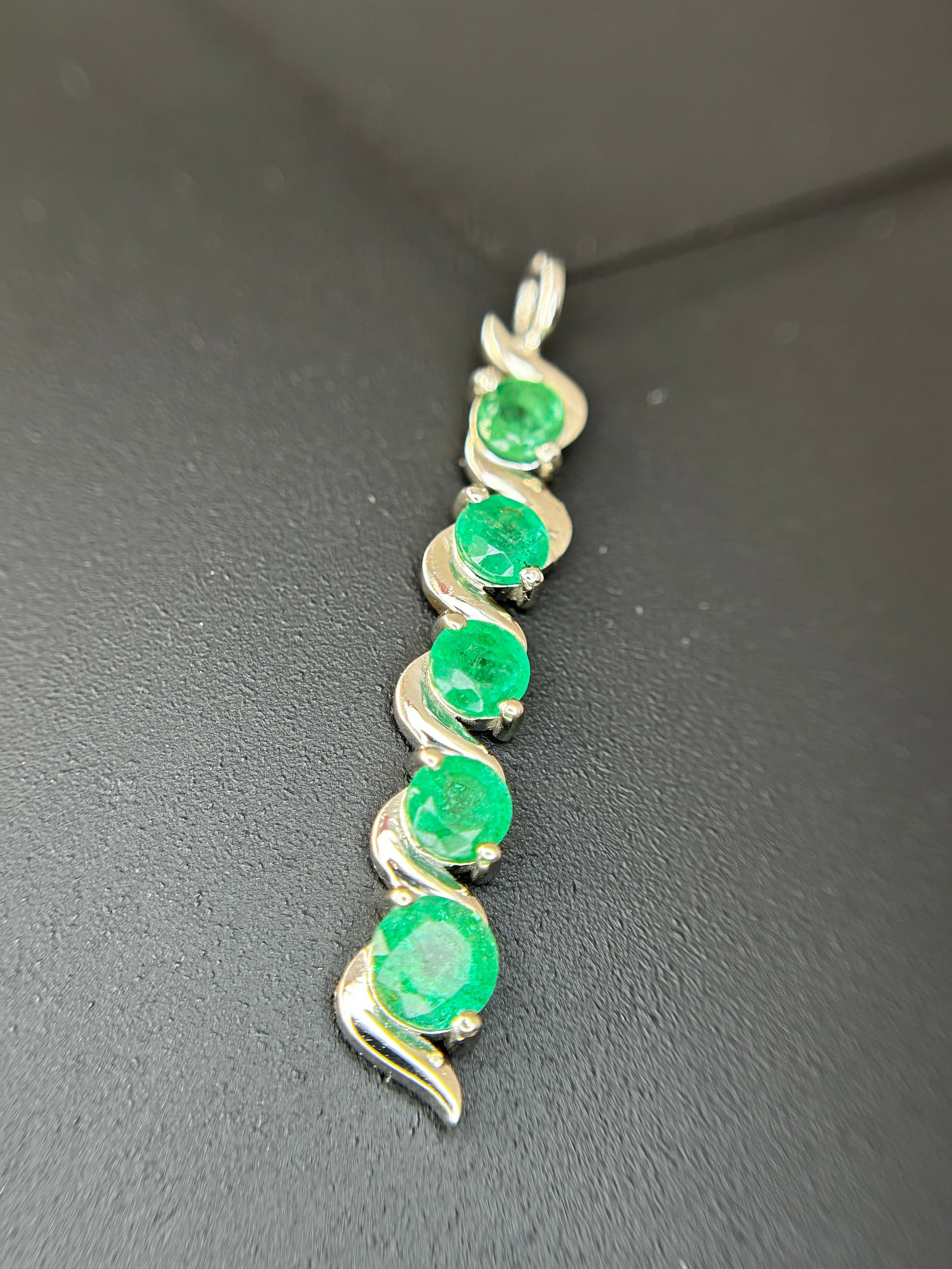Beautiful 1.17ct Natural Emerald Pendant With Platinum 950 - 10