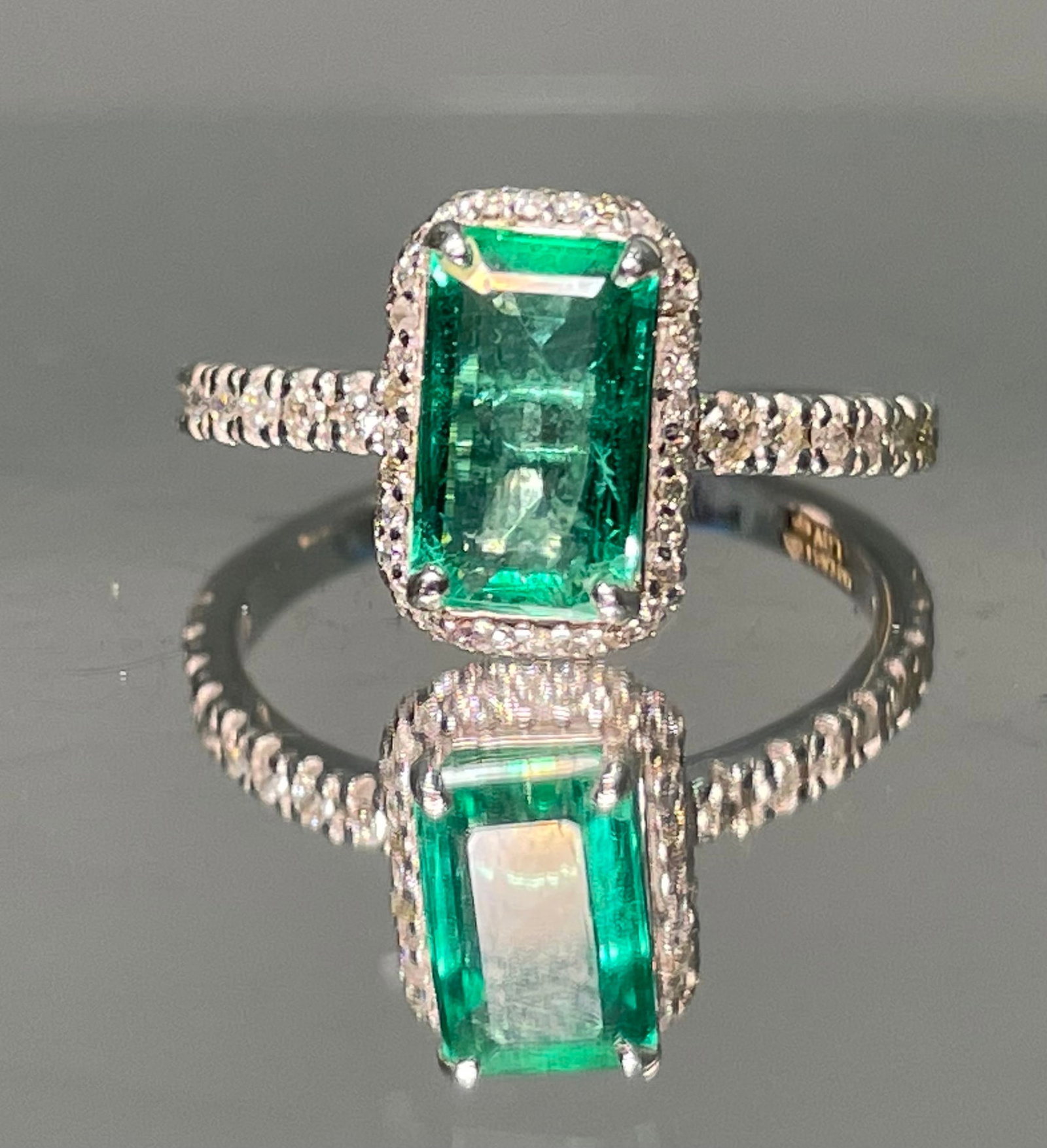 Beautiful Natural Emerald With Natural Diamonds & 18k Gold - 6