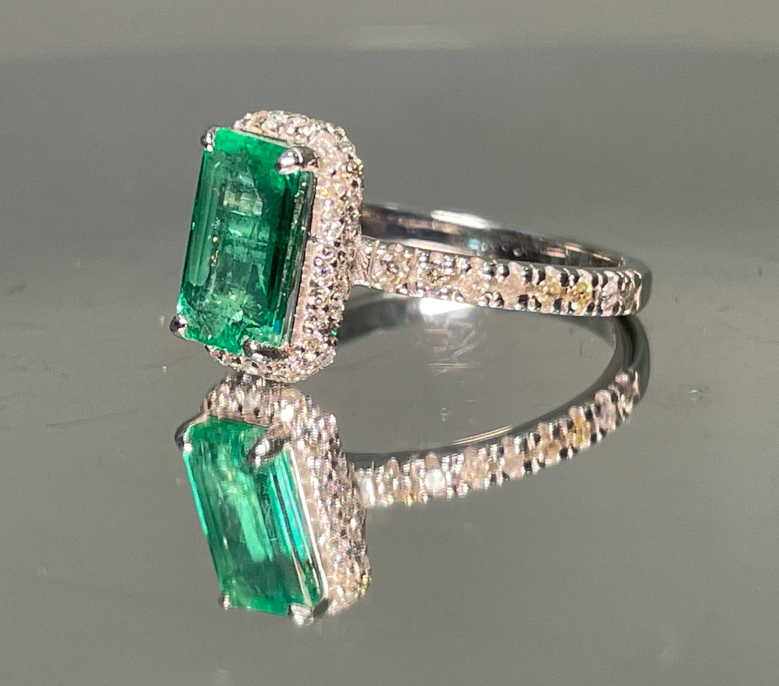 Beautiful Natural Emerald With Natural Diamonds & 18k Gold - 7