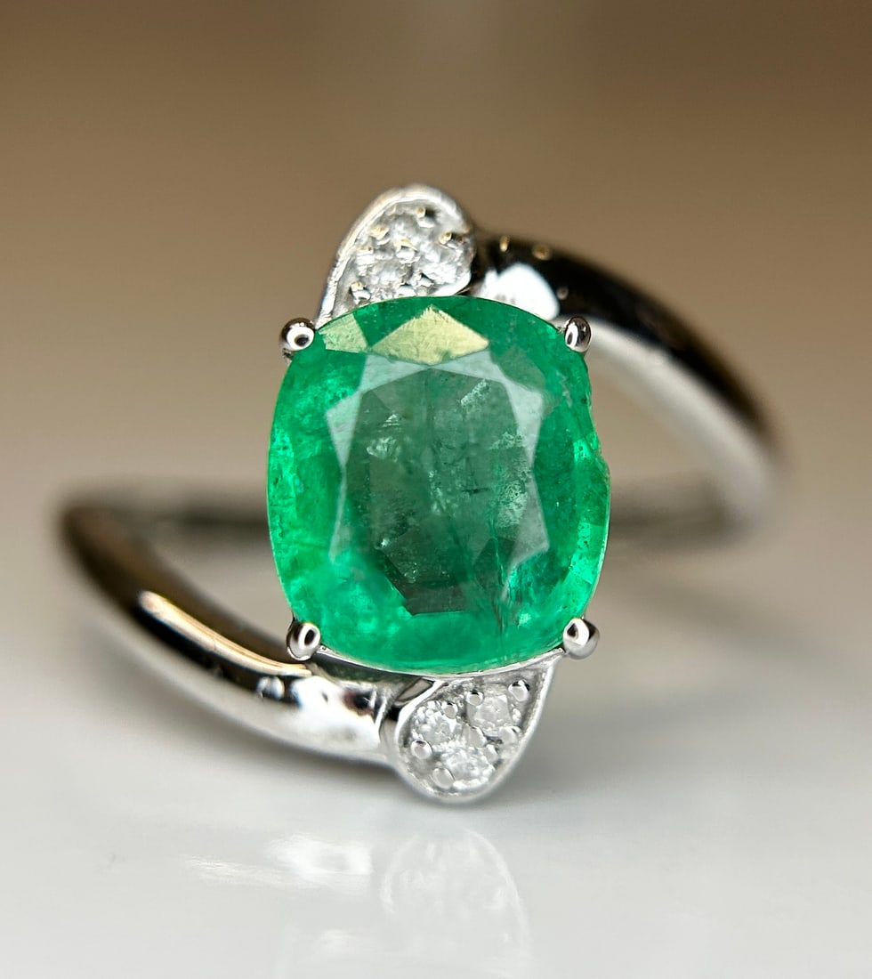Beautiful Natural Emerald 2.19 Ct With Natural Diamonds & 18k Gold: Title: Beautiful Natural Emerald 2.19 Ct With Natural Diamonds & 18k Gold Description: Beautiful 2.19 CT Natural Emerald With Natural Diamonds & 18k Gold Description: Total Carat Weight -