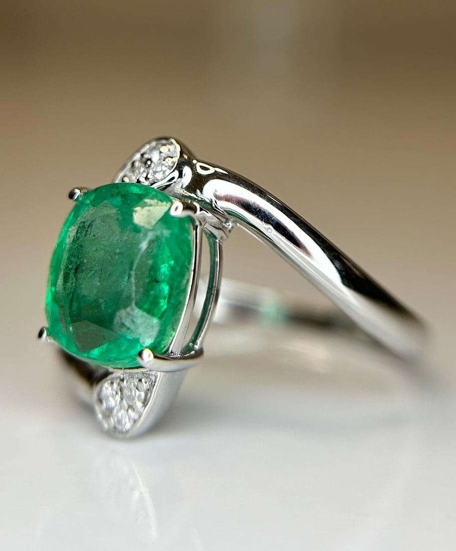 Beautiful Natural Emerald 2.19 Ct With Natural Diamonds & 18k Gold - 2