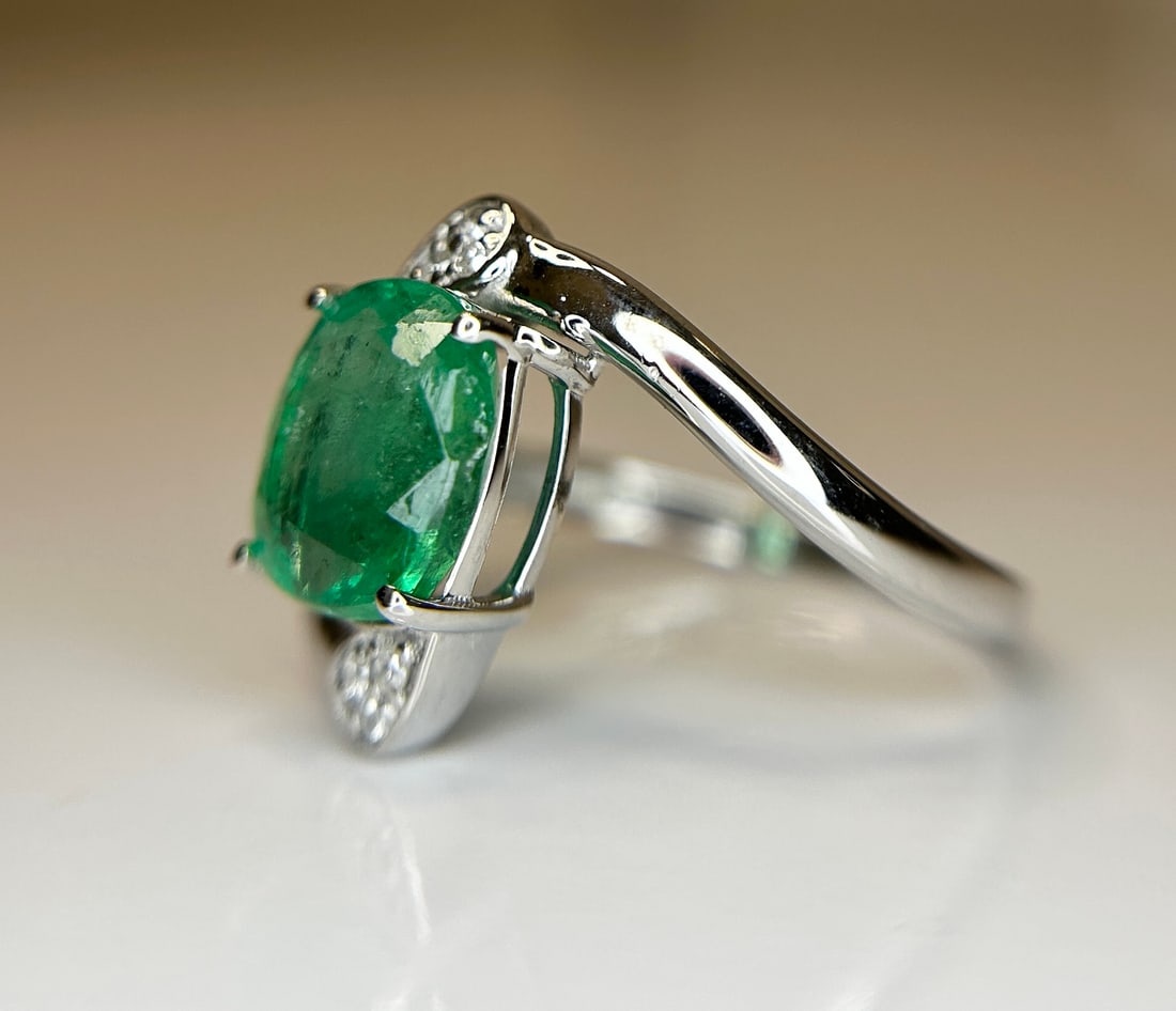 Beautiful Natural Emerald 2.19 Ct With Natural Diamonds & 18k Gold - 3