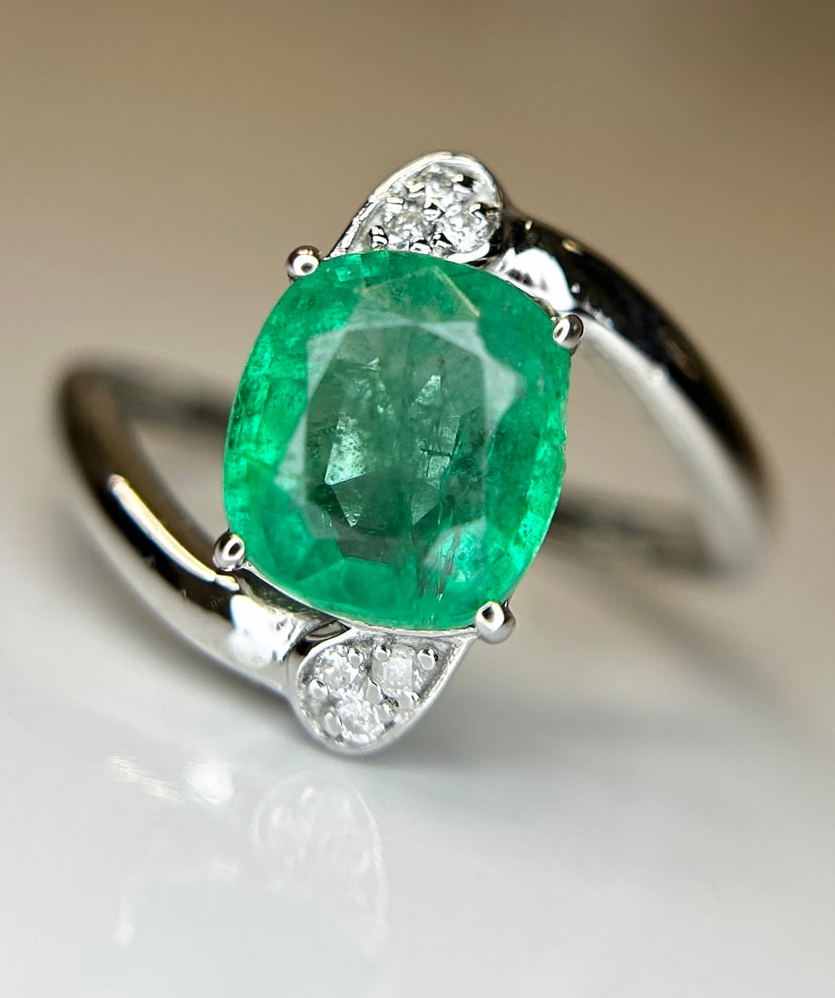 Beautiful Natural Emerald 2.19 Ct With Natural Diamonds & 18k Gold - 4