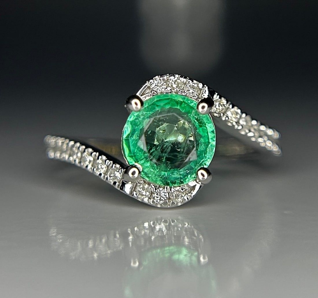 Beautiful 1.00ct Natural Emerald With Natural Diamonds & 18k Gold - 2