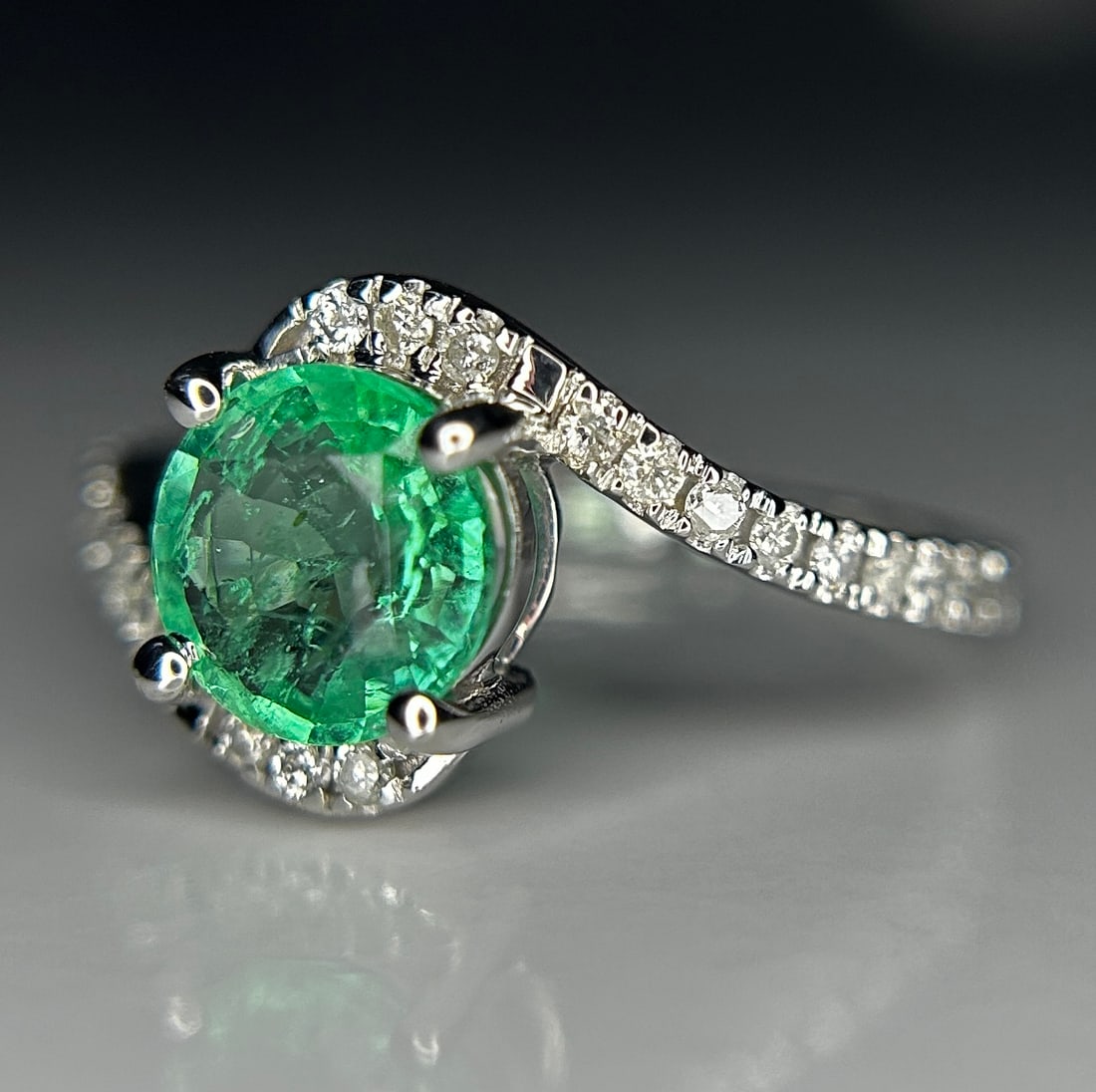 Beautiful 1.00ct Natural Emerald With Natural Diamonds & 18k Gold - 3