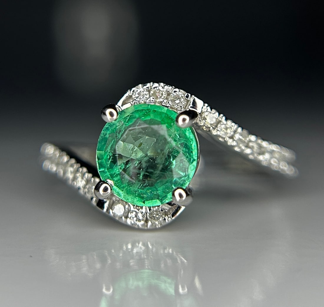 Beautiful 1.00ct Natural Emerald With Natural Diamonds & 18k Gold - 4