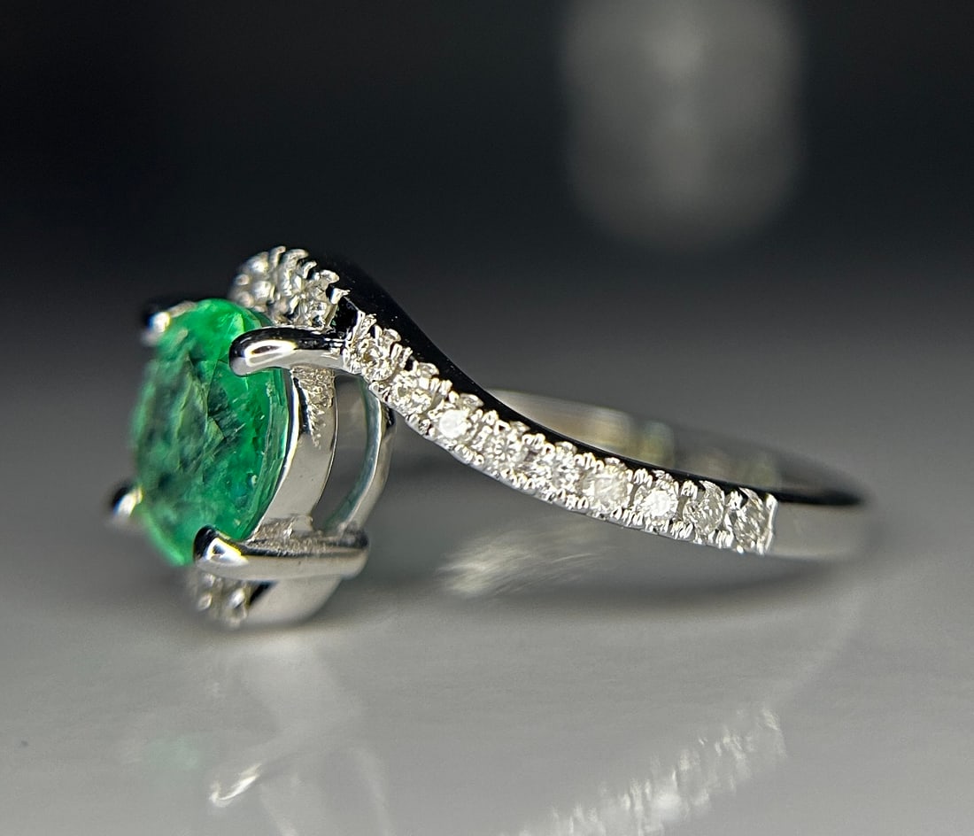 Beautiful 1.00ct Natural Emerald With Natural Diamonds & 18k Gold - 5