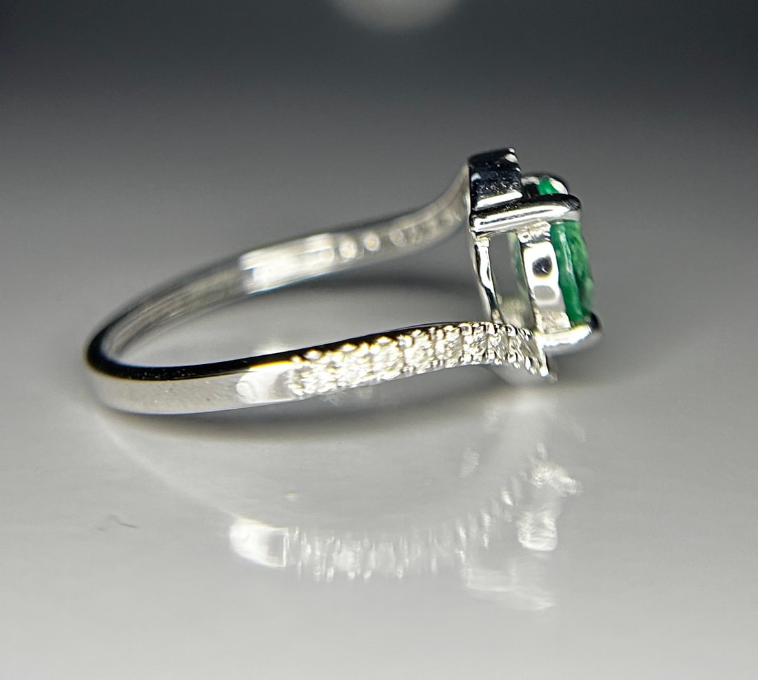 Beautiful 1.00ct Natural Emerald With Natural Diamonds & 18k Gold - 7