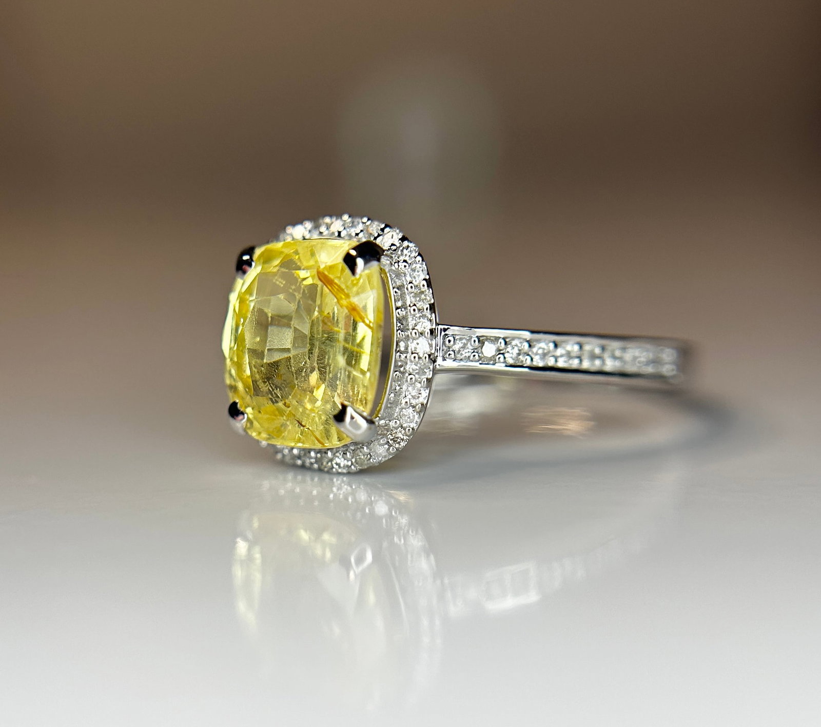 Beautiful 3.10 CT Unheated Ceylon Yellow Sapphire With Natural Diamonds & 18k Gold - 2