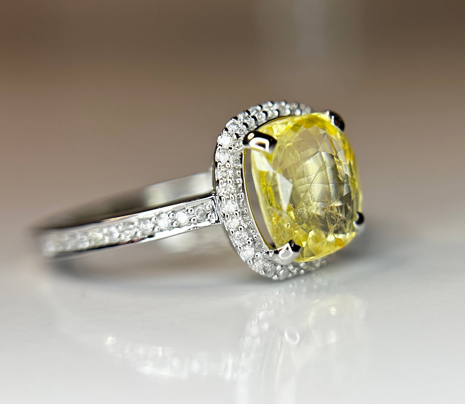Beautiful 3.10 CT Unheated Ceylon Yellow Sapphire With Natural Diamonds & 18k Gold - 6