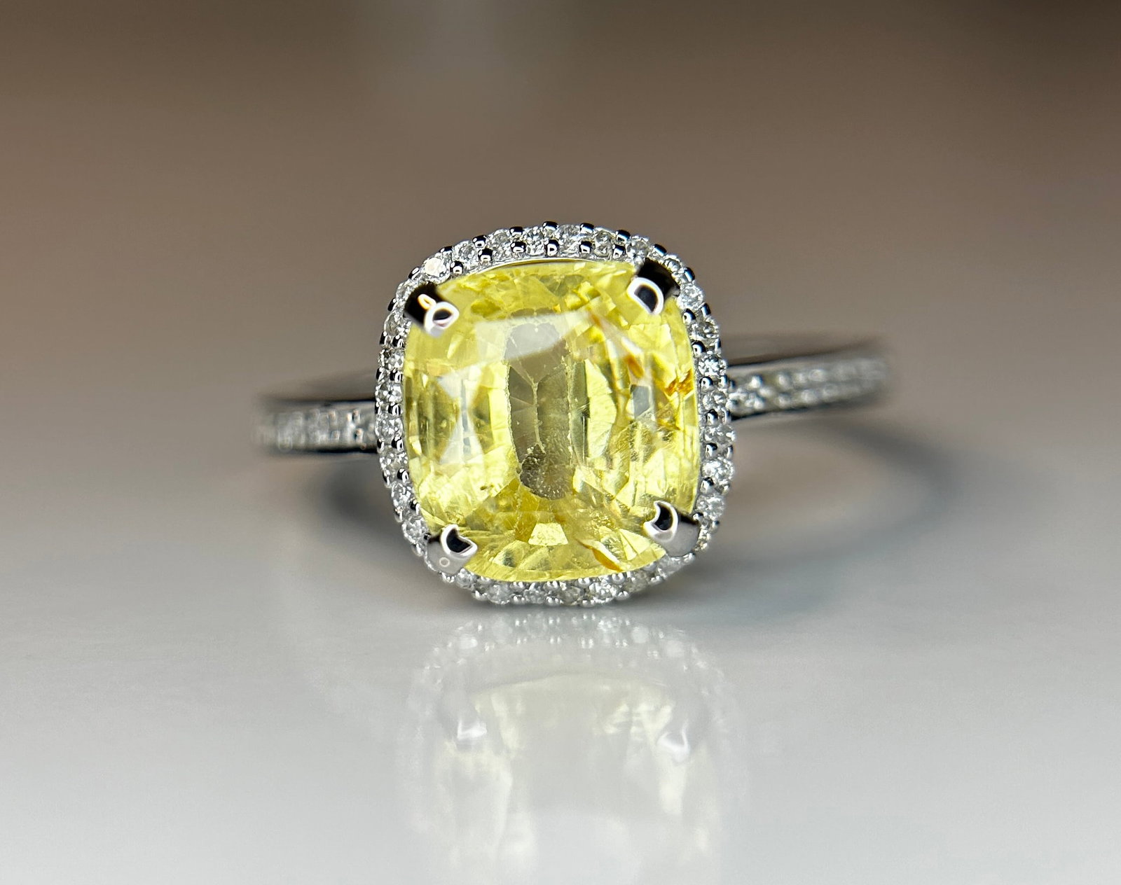 Beautiful 3.10 CT Unheated Ceylon Yellow Sapphire With Natural Diamonds & 18k Gold - 7