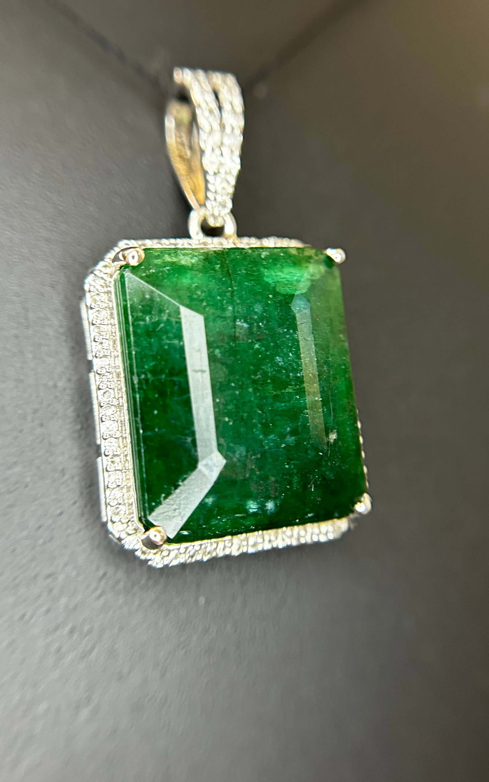 Beautiful 14.39 ct Natural Emerald With Natural Diamonds & 18k Gold: Title: Beautiful 14.39 ct Natural Emerald With Natural Diamonds & 18k Gold Description: Beautiful 14.39 ct Natural Emerald With Natural Diamonds & 18k Gold Description: Total Carat Weight -