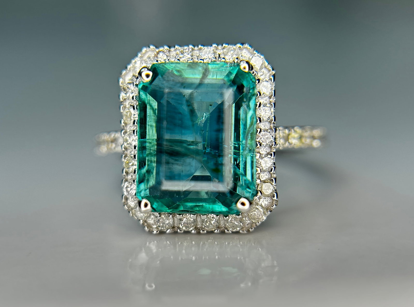 Beautiful Natural Emerald 4.27 CT With Natural Diamonds & 18k Gold (1 of 11)