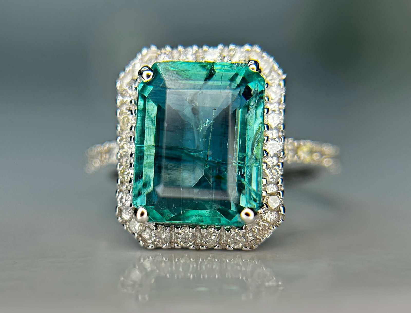 Beautiful Natural Emerald 4.27 CT With Natural Diamonds & 18k Gold - 3