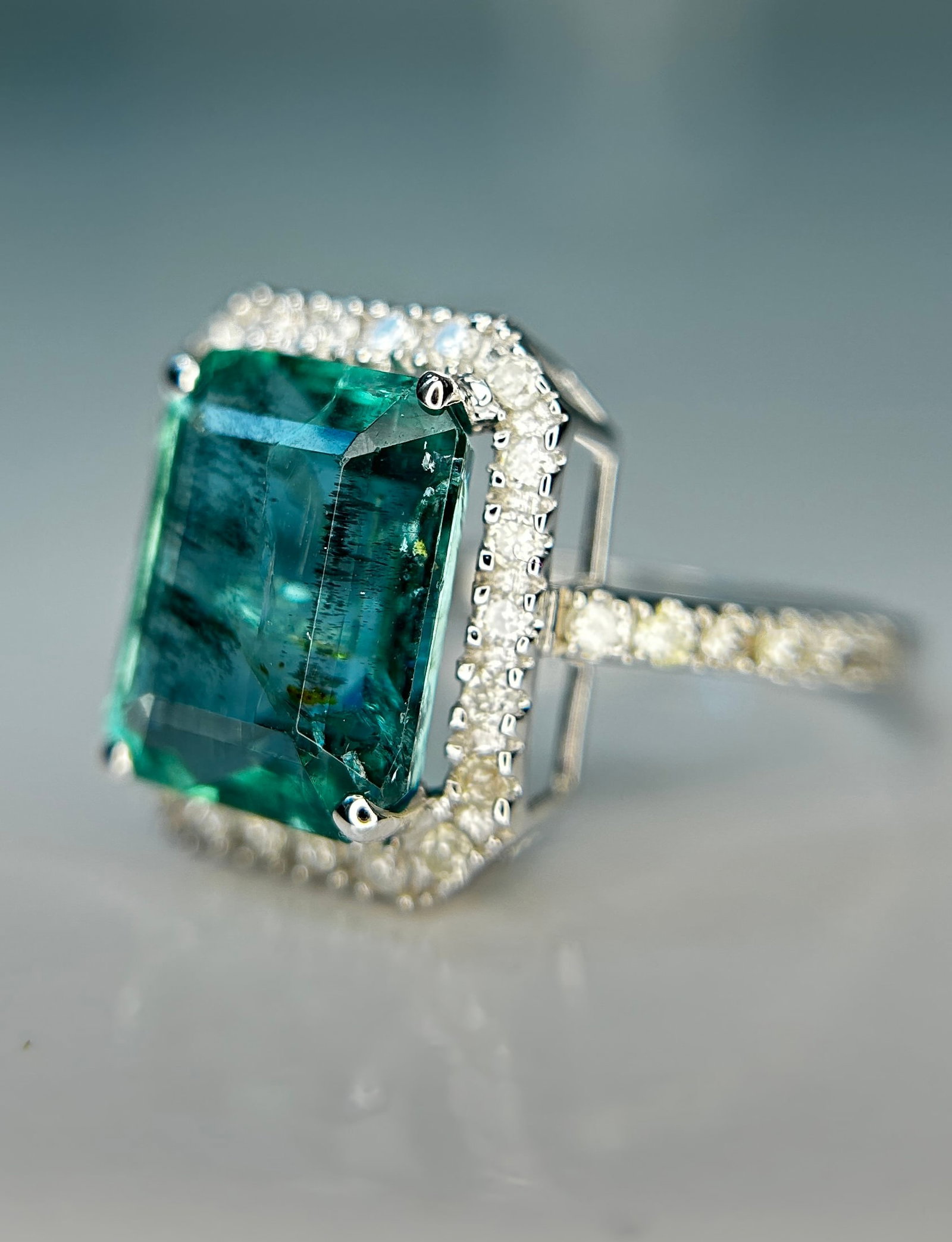 Beautiful Natural Emerald 4.27 CT With Natural Diamonds & 18k Gold - 9