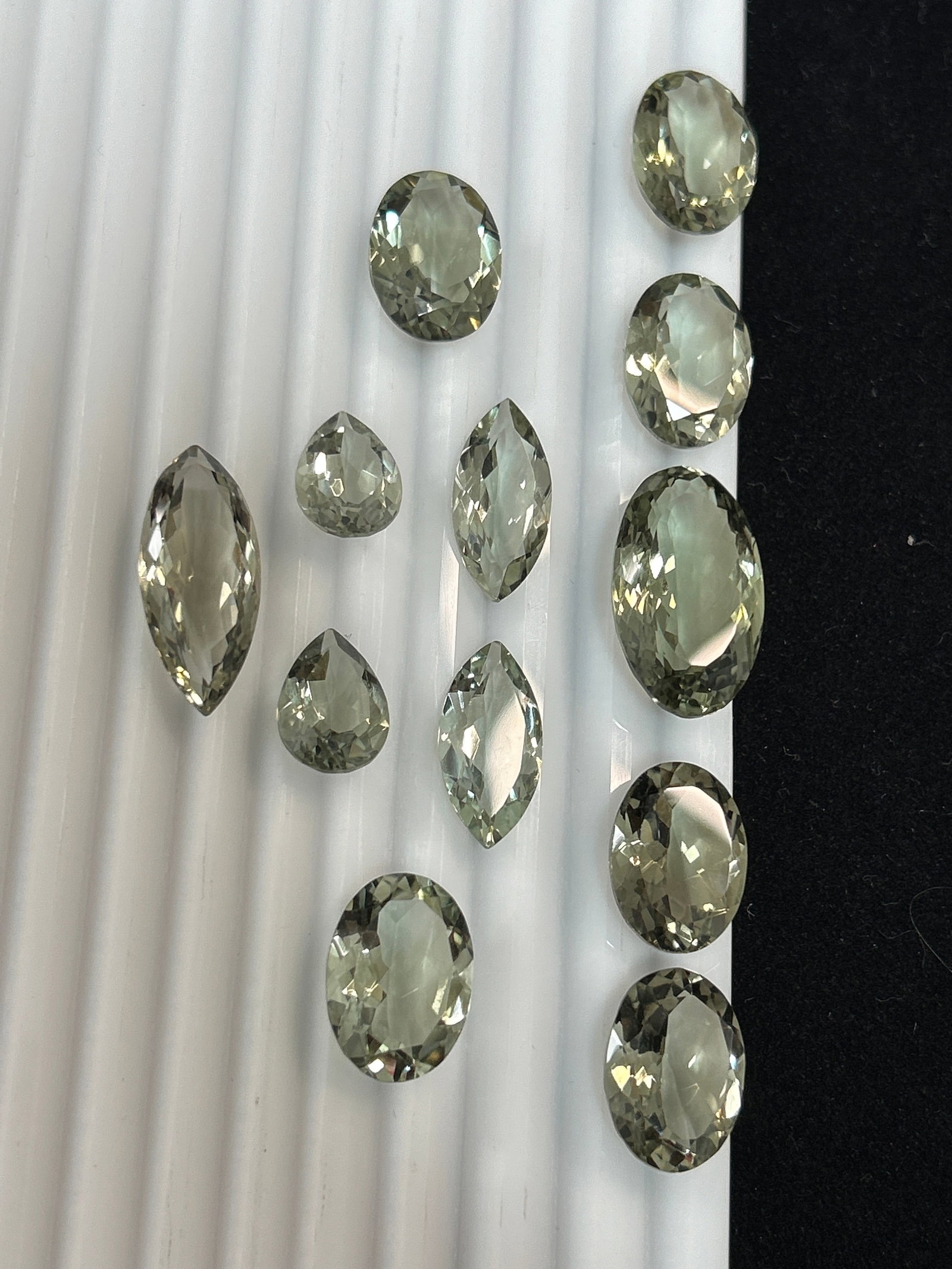 121.15ct Green Natural Amethyst - 4