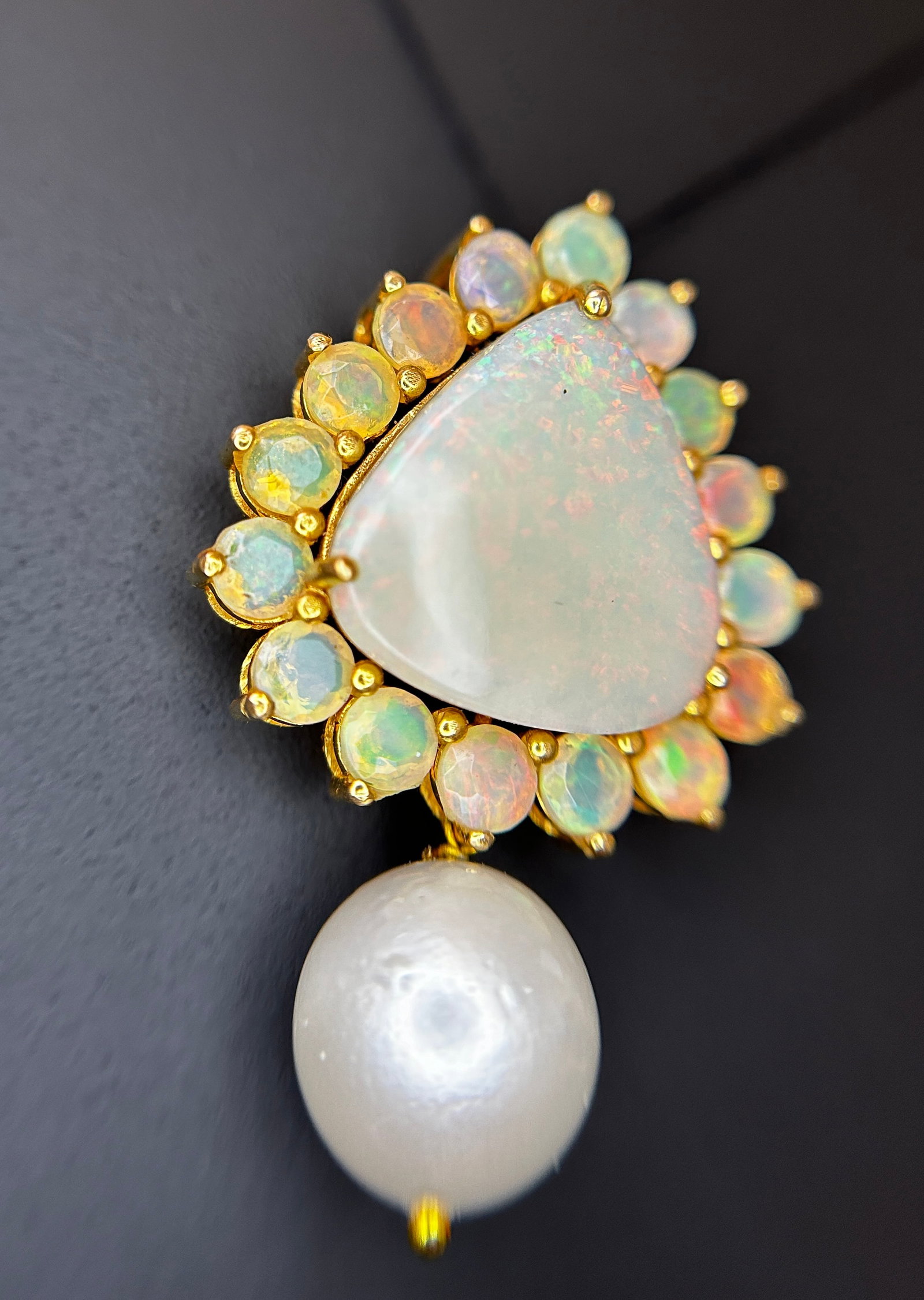 Beautiful 20.50ct Natural Australian Opal and Southsea Pearl Pendant & 18k Gold - 9