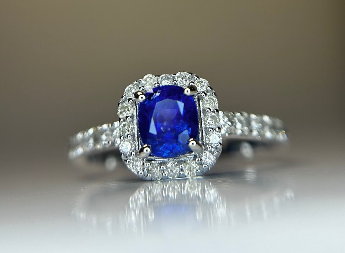 Beautiful Natural Ceylon Royal Blue Sapphire W Natural Diamonds & 18k Gold: Title: Beautiful Natural Ceylon Royal Blue Sapphire W Natural Diamonds & 18k Gold Description: Beautiful 1.04CT Natural Ceylon Royal Blue Sapphire With Natural Diamonds & 18k White
