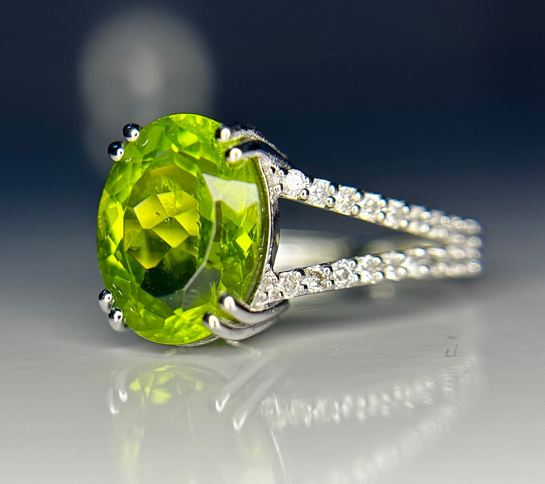 Beautiful 4.41 CT Natural Peridot With Natural Diamonds & 18k Gold - 3