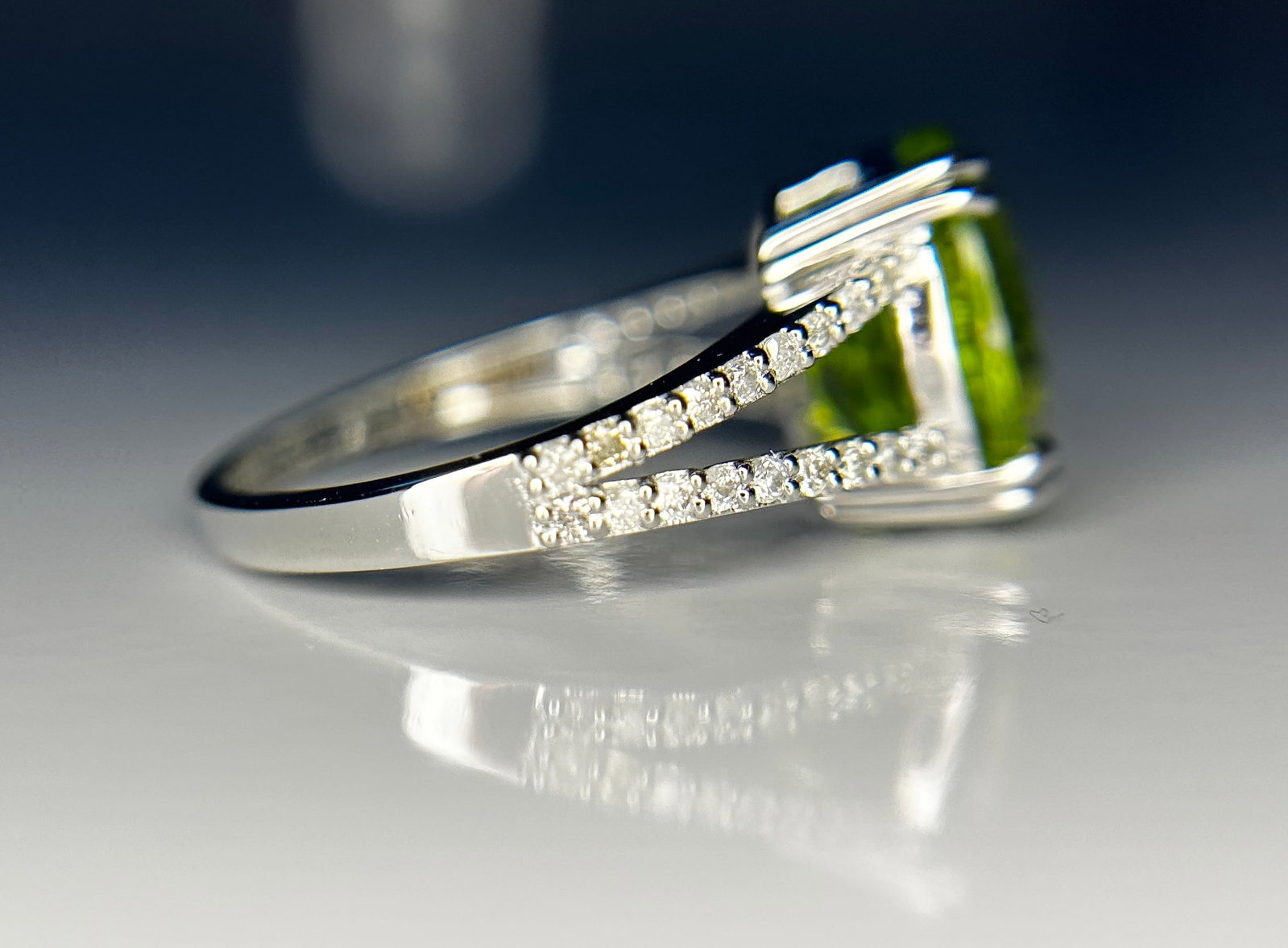 Beautiful 4.41 CT Natural Peridot With Natural Diamonds & 18k Gold - 8