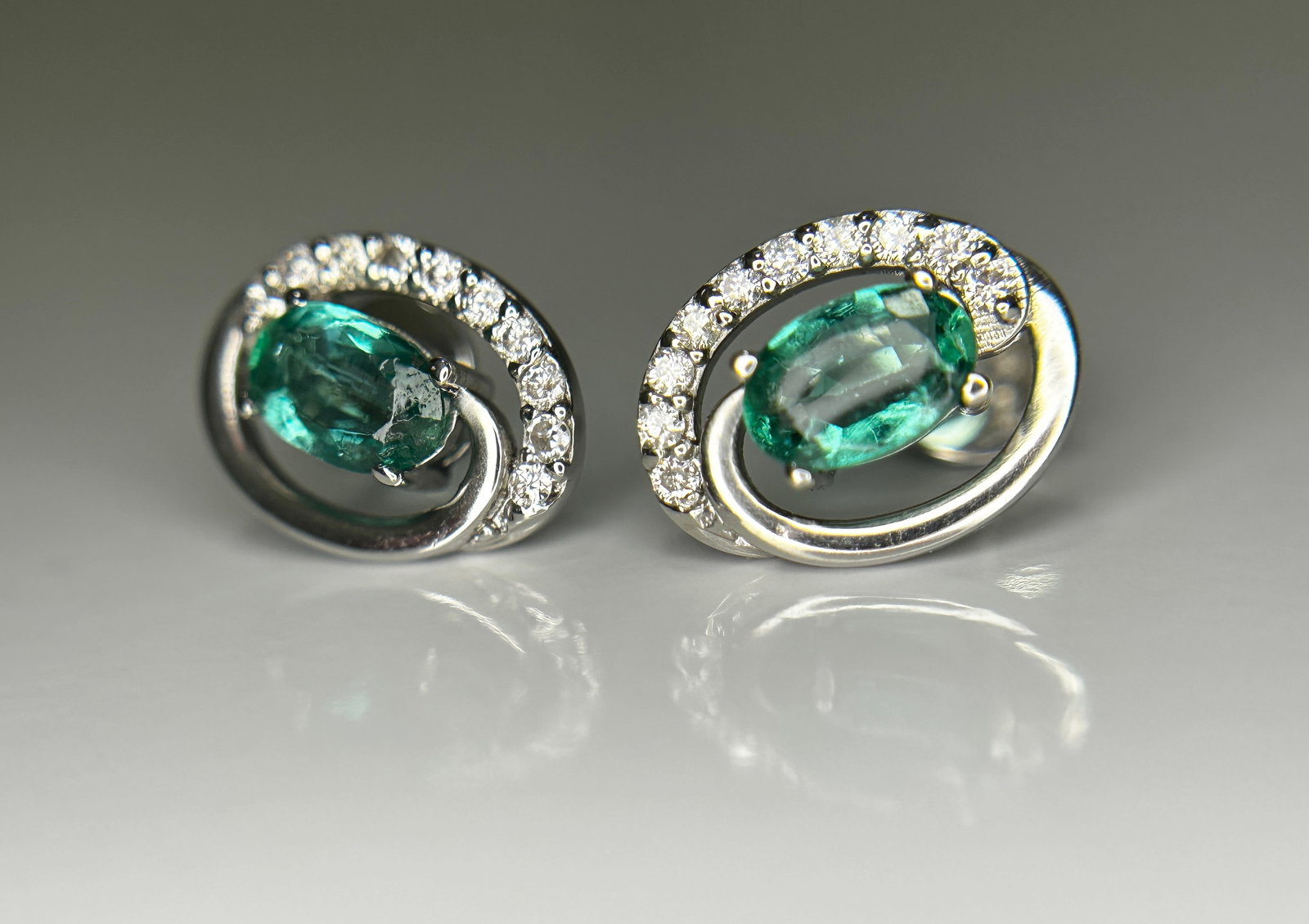 Beautiful 0.93ct Natural Emerald, Diamond Halo Set Stud Earrings In Platinum 950 - 5