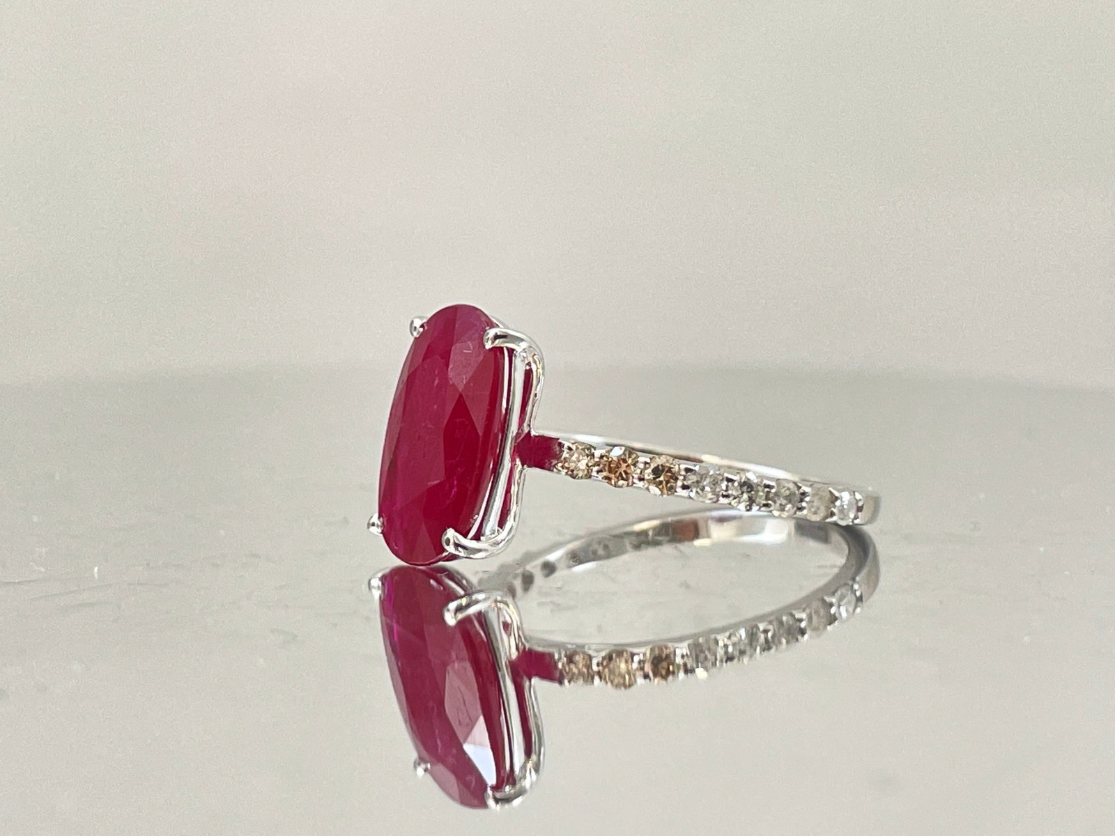 Natural Burma Ruby 3.26 CT With Natural Diamonds & 18k Gold - 4