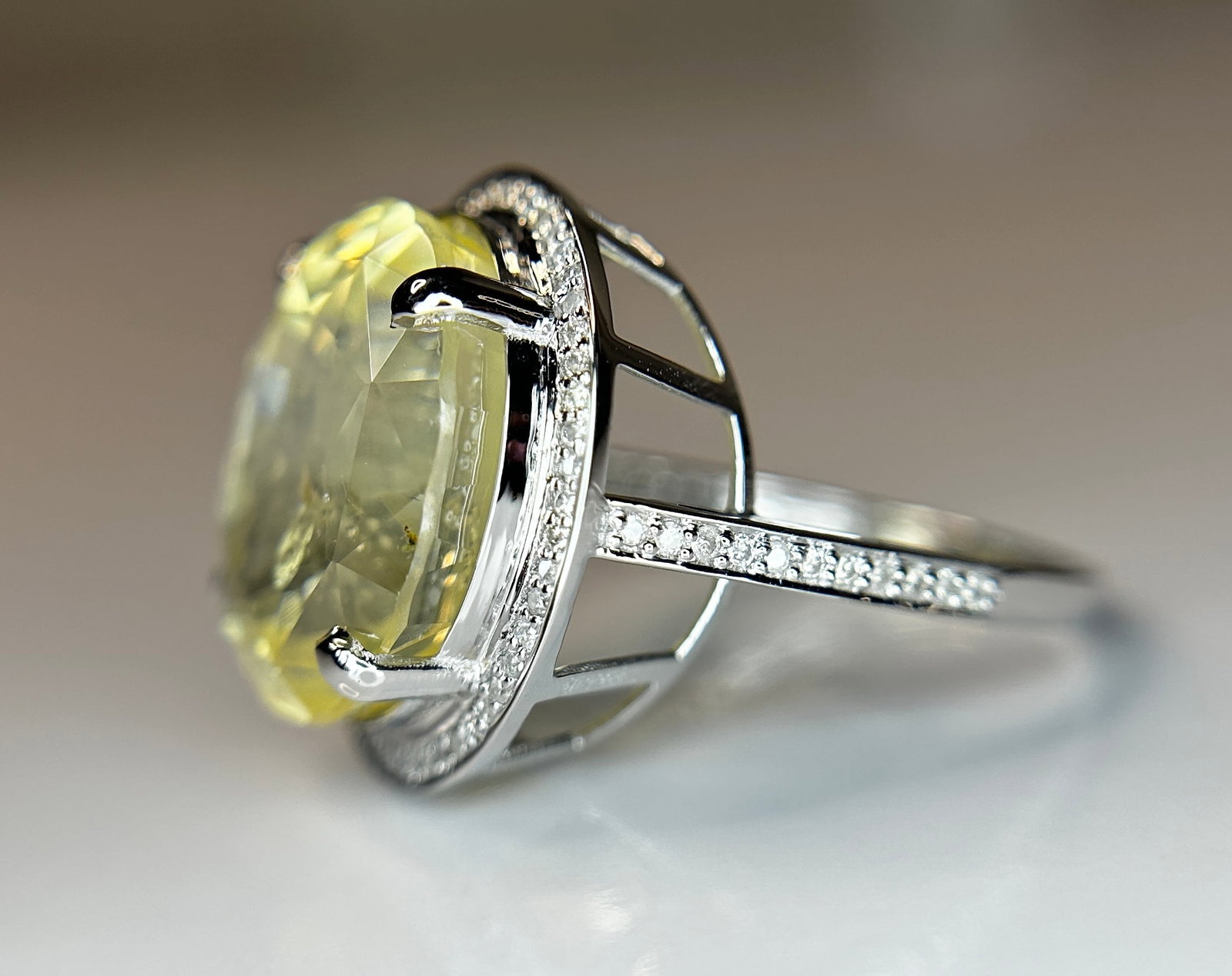 Beautiful 21.74 CT Unheated Ceylon Yellow Sapphire With Natural Diamonds & 18k Gold - 4