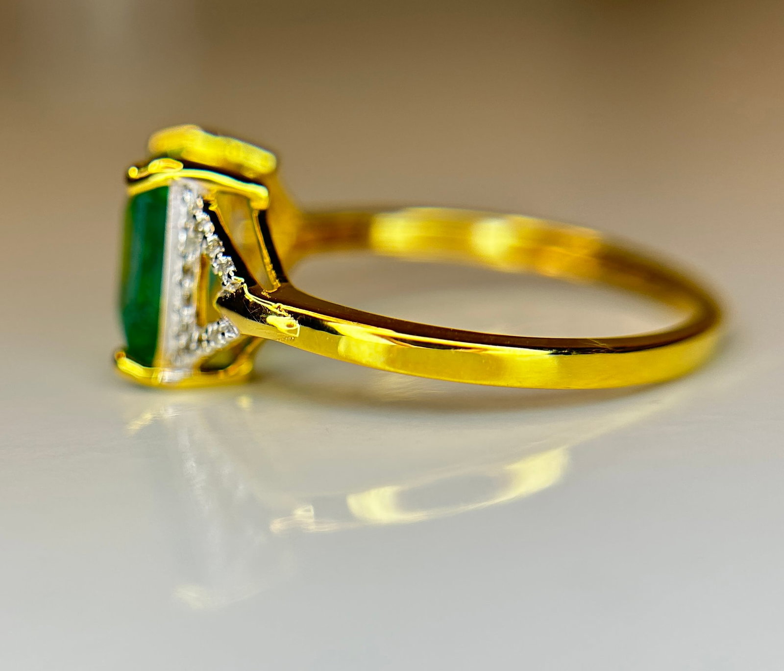 Beautiful Natural Emerald 2.21 CT With Natural Diamonds & 18k Gold - 4