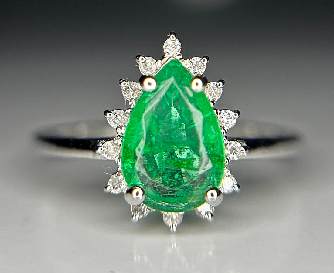 Beautiful 1.18ct Natural Emerald With Natural Diamonds & 18k Gold: Title: Beautiful 1.18ct Natural Emerald With Natural Diamonds & 18k Gold Description: Beautiful 1.18ct Natural Emerald With Natural Diamonds & 18k Gold Description: Total Carat
